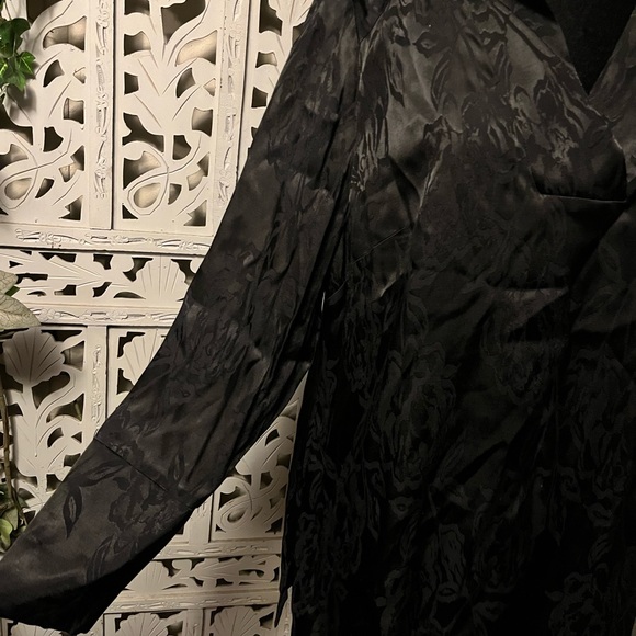 NWT! CHICOS BRILLIANT BLACK & SHINY FLORAL PATTERN LONG SLEEVE PLUS TOP - Picture 5 of 10